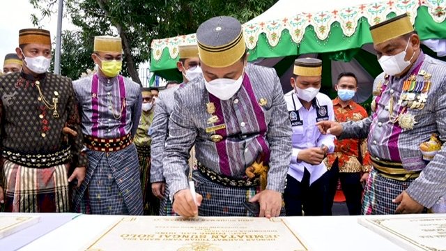 Plt Gubernur Resmikan Sejumlah Proyek di Bone, Termasuk Jembatan dan Pengaspalan Jalan