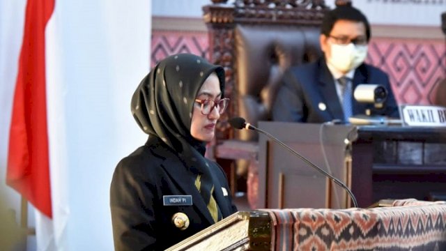 Indah Putri Indriani saat memimpin doa untuk awak KRI Nanggala 402 dalam Rapat Paripurna DPRD dalam rangka HUT XXII Luwu Utara.