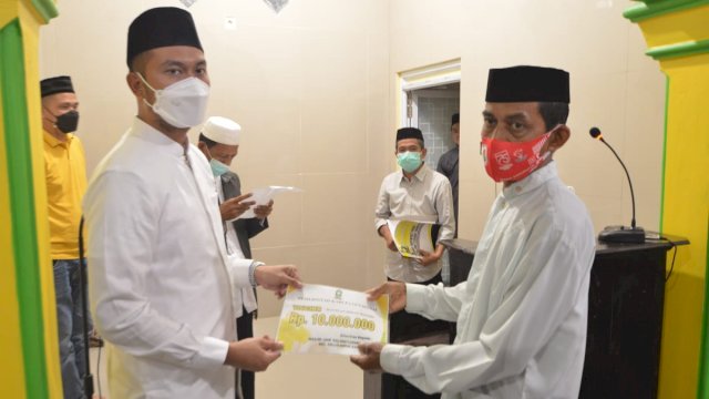 Bupati Sinjai Andi Seto Asapa menyerahkan bantuan hibah keagamaan kepada pengurus Masjid Jami, Balampesoang Rilau, Desa Samaturue, Kecamatan Tellulimpoe, Sabtu malam (24/4/21).