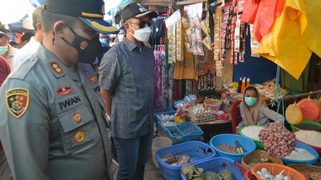 Bupati Sinjai Andi Seto Asapa didampingi Kapolres Sinjai, AKBP Iwan Irmawan memantau harga kebutuhan pokok di Pasar Sentral Sinjai, Sabtu (24/4/2021).