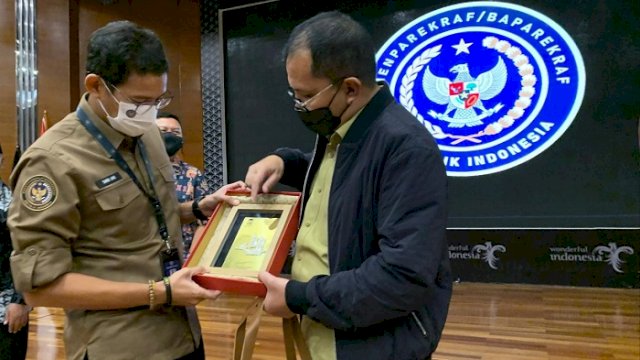 Walikota Makassar Moh Ramdhan &lsquo;Danny&rsquo; Pomanto dan Menteri Pariwisata dan Ekonomi Kreatif (Kemenparekraf) Sandiaga Uno.