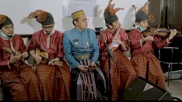 Hari Kebudayaan, Danny Lantunkan Lagu Makassar ‘Minasa Boritta’ Diiringi Musik Tradisional