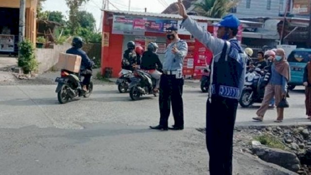 Petugas dari Dishub Gowa bertugas di titik rawan kemacetan di Kota Sungguminasa. (int)