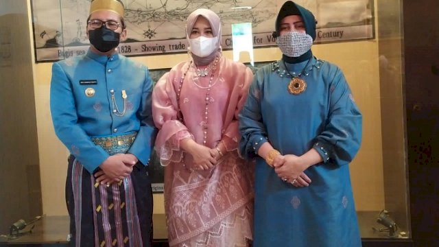 Hari Kebudayaan, Fatmawati Tinjau Vaksinasi Kenakan Baju Bodo Bermotif Lontara