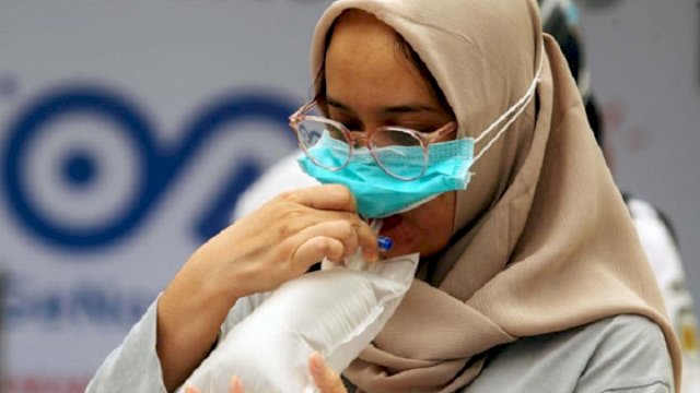 Ilustrasi: Cara menghembuskan nafas ke dalam kantong hingga kantor terisi penuh napas kita. Kemudian kunci kantong agar udara napas di dalam tidak keluar. (int)