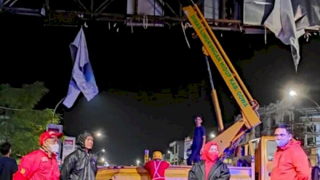 Papan Reklame Bahayakan Pengguna Jalan Ditertibkan Dinas PMPTSP Gowa