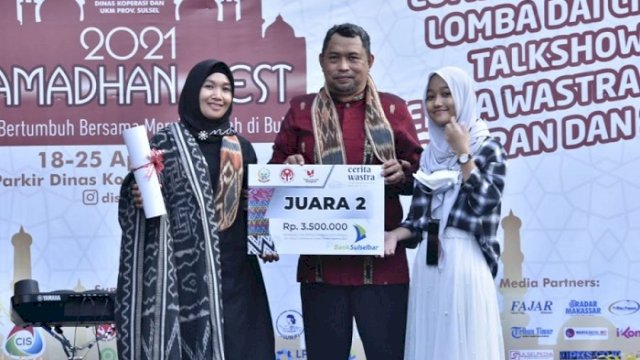 Kain Tenun Rongkong meraih juara II Lomba Foto Cerita Wastra Dinas Koperasi dan UKM Sulsel dan akan ikut dalam Lomba Cerita Warisan Tradisional Nusantara Tingkat Nasional.