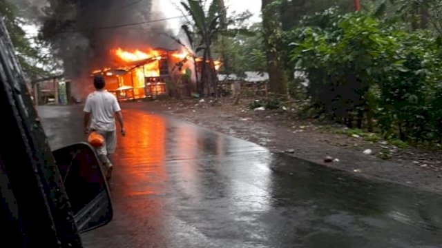 Rumah Warung Hangus Terbakar