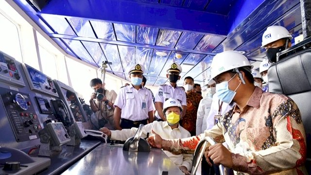 Plt Gubernur Sulawesi Selatan (Sulsel), Andi Sudirman Sulaiman, meresmikan pengoperasian perdana KMP Takabonerate, di PT Industri Kapal Indonesia, Jalan Galangan Kapal, Makassar, Kamis (22/4/2021).