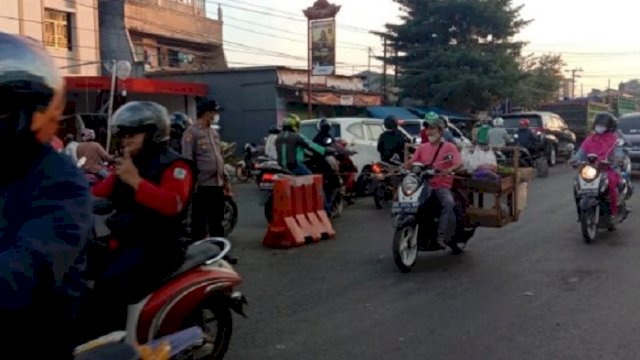 Kondisi jalan raya di Palangga. Tampak polisi sedang mengatur laulintas. (int)