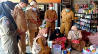 Pedagang Musnahkan Obat dan Makanan Kadaluarsa Miliknya