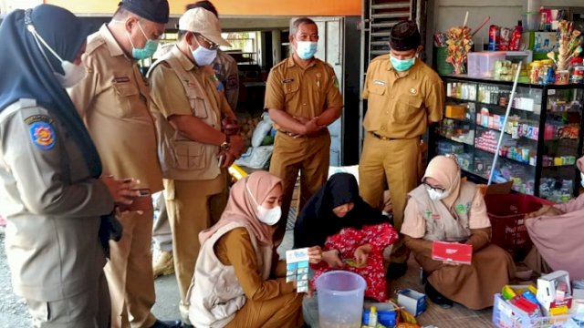 Tim Koordinasi Pengawasan Obat dan Makanan Kabupaten Luwu Timur melakukan pengawasan di Kecamatan Angkona pada Selasa (27/4/2021).