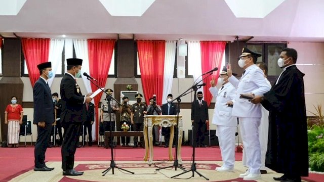 Pelaksana Tugas Gubernur Sulawesi Selatan (Sulsel), Andi Sudirman Sulaiman melantik pasangan Bupati dan Wakil Bupati Terpilih Kabupaten Toraja Utara, Yohanis Bassang-Frederik V Palimbong, di Ruang Pola Kantor Gubernur Sulsel, Senin (26/4/2021).