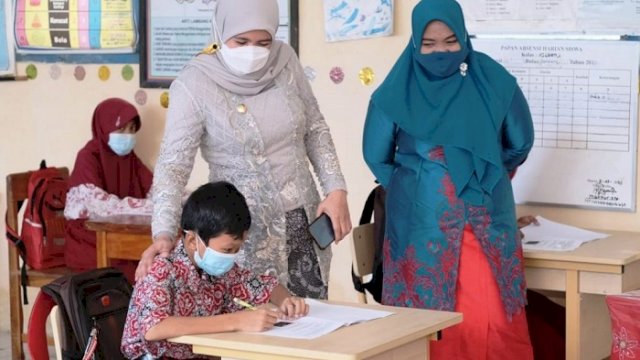 Wakil Bupati Hj Suhartina Bohari saat kunjungi pembelajaran tatap muka di Kecamatan Lau, Rabu (21/4/2021).