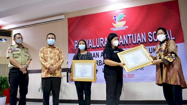 Mensos Berikan Santunan kepada Keluarga Korban KKB Papua dan Ledakan Bom Katedral