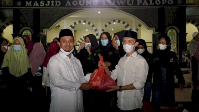 Bersama Pelajar di Palopo, Plt Gubernur Sulsel Salurkan Bantuan ke Masyarakat
