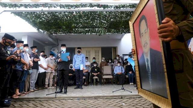 Jenazah Mantan Sekprov Sulsel Abdul Latief Dimakamkan di TPU Panaikang