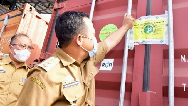 Plt Gubernur Sulsel Andi Sudirman Sulaiman, melepas ekspor perdana rempah-rempah, pupuk bat guano, dan beberapa komoditas unggulan Sulsel lainnya ke berbagai negara, di Terminal Peti Kemas Makassar PT Pelindo IV, Senin (12/4/2021).