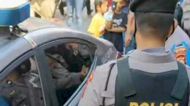 Petugas mengamankan para juru parkir. Viral adanya juru parkir yang menarik parkir di atas ketentuan tanpa disertai karcis. ()