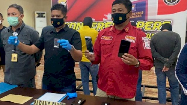 Polrestabes Makassar menggelar rilis kasus dugaan narkoba, Minggu (25/4/2021). Empat ASN diamankan.