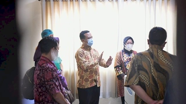Mensos Risma Jenguk Korban Bom Katedral di RS Bhayangkara, Pastikan Kondisinya Membaik