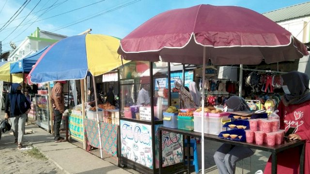 Berburu Takjil untuk Berbuka di Hari Pertama Puasa Ramadhan