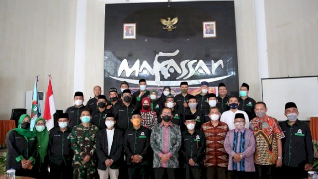 Walikota Makassar Moh. Ramdhan &ldquo;Danny&rdquo; Pomanto menghadiri rakerda dan pengukuhan pengurus baru Dekopin Kota Makassar periode tahun 2021-2025 di Baruga Anging Mammiri, Kota Makassar, Sabtu (25/4/2021).