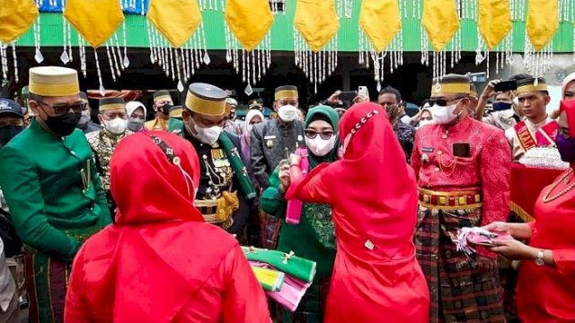 SAMBUTAN. Camat Tallo Andi Zainal Abidin Takko dan Lurah Tallo Andi Muhammad Adri menyambut Bupati Bone Andi Fahsar Mahdin Padjalangi bersama rombongan saat melakukan ziarah makam Raja Bone di Kelurahan Tallo, Kecamatan Tallo, Kota Makassar, Rabu (31/3/2021). foto: istimewa
