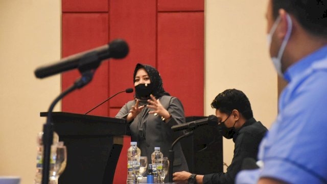 Anggota DPRD Makassar, Nunung Dasniar sosialisasikan Perda Perusahaan Air Minum Daerah, di Hotel Dalton, Selasa (11/5/2021).