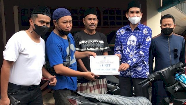 Dua Warga Makassar Dapat Hadiah Motor dari Gebyar E-KTA Nasdem