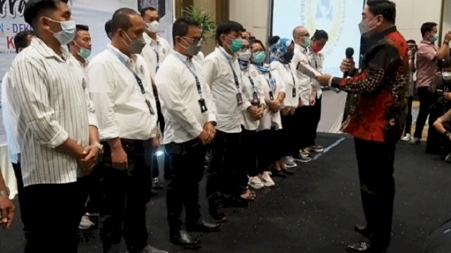 Sekprov Sulsel Abdul Hayat Gani mengukuhkan pengurus Forum Alumni SMA 4 (Four SMAPAT) Makassar Periode 2021-2026, di Hotel Claro Makassar, Minggu (30/5/2021).