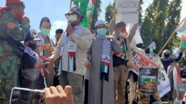 Aksi massa dukung Palestina menggelar aksinya di depan Monumen Mandala, Jalan Jendral Sudirman, Makassar, Jumat (21/5/2021). (int)
