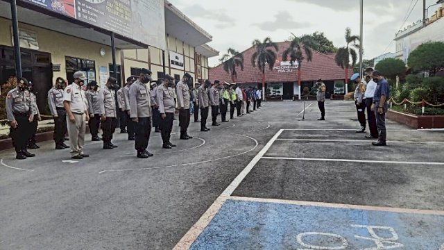Polres Gowa menggelar apel pengecekan kesiapsiagaan menjelang Hari Raya Idul Fitri, Rabu (12/5/2021). ()