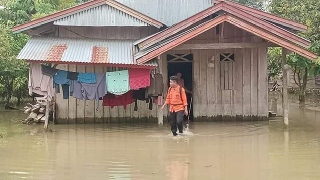 322 Rumah Terendam Banjir di Lutra, BPBD Sulsel Salurkan Bantuan