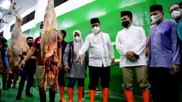 Plt Gubernur Sulsel Andi Sudirman Sulaiman meninjau langsung ke Rumah Pemotongan Hewan Ruminansia (RPH-R) Manggala, di Kelurahan Tamangapa, Kecamatan Manggala, Kota Makassar, Senin (10/5/2021).