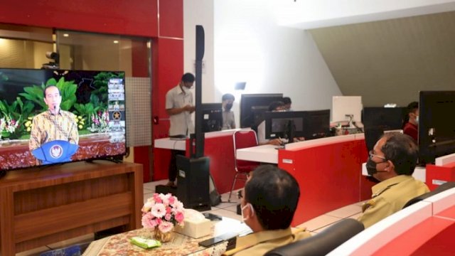 Walikota Makassar, Moh Ramdhan &ldquo;Danny&rdquo; Pomanto, saat mengikuti arahan secara virtual oleh Presiden Republik Indonesia (RI) Joko Widodo.