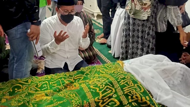 Walikota Makassar Moh. Ramdhan &ldquo;Danny&rdquo; Pomanto melayat ke rumah duka di Jalan Kelapa lll, Kecamatan Rappocini. ()