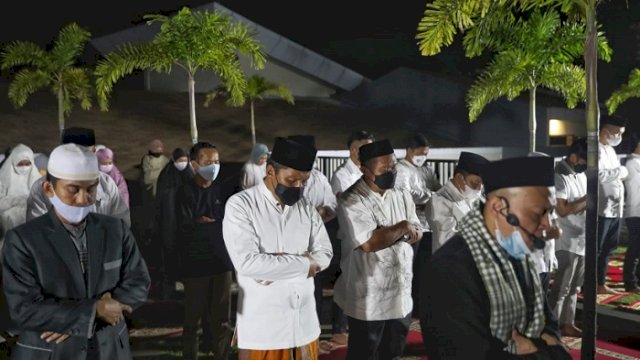 Walikota Makassar Moh. Ramdhan &ldquo;Danny&rdquo; Pomanto melaksanakan shalat khusuf (Shalat Gerhana) berjamaah di rooftop kediaman pribadinya, Rabu (26/5/2021) malam.