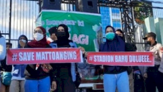 Suporter PSM Makassar melakukan aksi demo dengan mendatangi Kantor Gubernur Sulsel. (int)