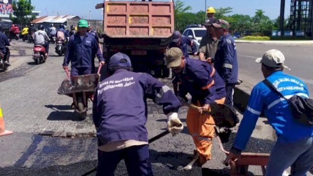 Bikin Jalanan Mulus, Dinas PU Makassar Turunkan Satgas “Sapu Lubang Jalan”