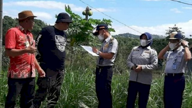 Dinas Perhubungan (Dishub) Gowa melakukan survey lokasi sebelum pesangan rambu lalulintas di Desa Taring, Kecamatan Biringbulu, guna meminimalisir terjadinya kecelakaan lalulintas (laka lantas). (int)