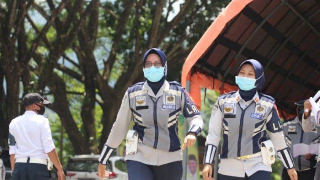 Personel Dinas Perhubungan Luwu Utara yang berjaga di Posko Perbatasan Mari-mari, Kecamatan Sabbang Selatan.