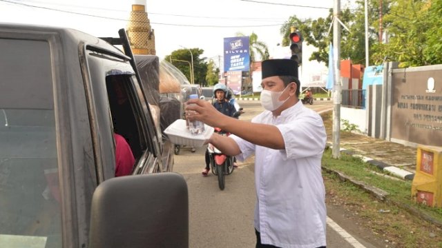 Diskominfo Sinjai Bagikan Makanan Berbuka Puasa kepada Warga