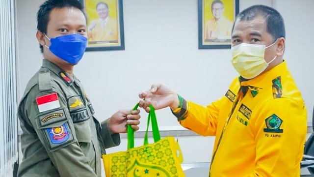 Jalankan Instruksi Taufan Pawe, Fraksi Golkar DPRD Sulsel Berbagi Bingkisan Lebaran
