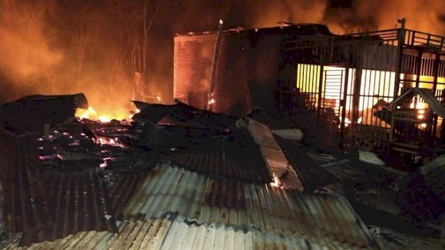 Kondisi saat terjadi kebakaran di Dusun Pabentengan, Desa Paranglompoa, Kecamatan Bontolempangan, Rabu (19/5/2021) malam.