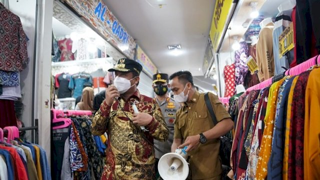Plt Gubernur Sulsel, Andi Sudirman Sulaiman, bersama Kapolda Sulsel Irjen Pol Merdisyam dan Inspektur Kodam (Irdam) XIV/Hasanuddin Brigjen TNI Purbo Prastowo, melakukan sidak di Pasar Butung Makassar, Senin (3/5/2021)