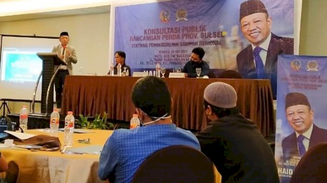 Ketua Fraksi Demokrat DPRD Sulsel Haidar Madjid saat menggelar konsultasi publik ranperda tentang pengendalian sampah regional di Hotel Max One, Jalan Taman Makam Pahlawan, Makassar, Minggu (30/5/2021).