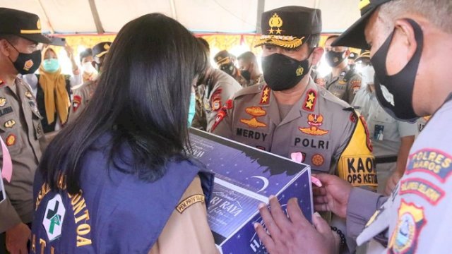 Kapolda Sulsel Irjen Pol Merdisyam menyerahkan bingkisan lebaran kepada personel Pos Penyekatan Ops Ketupat 2021.