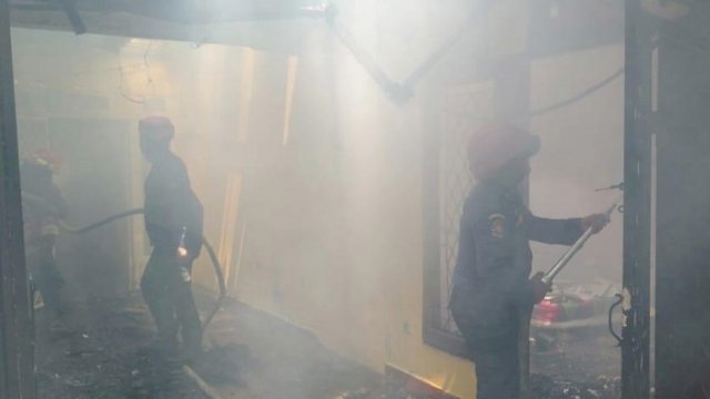 Petugas Dinas Pemadam Kebakaran Kabupaten Gowa berusaha memadamkan api dalam kebakaran sebuah rumah milik warga di Jalan Matahari, Kelurahan Batangkaluku, Kecamatan Somba Opu.