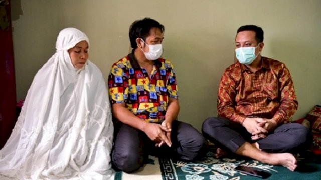 Plt Gubernur Sulsel Andi Sudirman Sulaiman mengunjungi rumah duka korban tenggelam di kubangan Stadion Mattoanging.